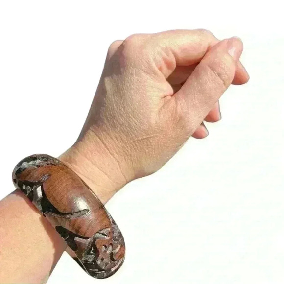 Carved wood bangle bracelet - Picture 4 of 4